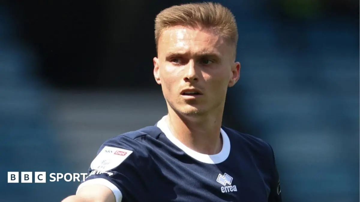 Leicester sign ex-Southampton midfielder Smallbone